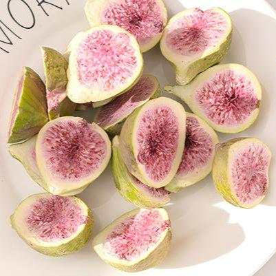 Crispy, Freeze-dried figs, with no additives.