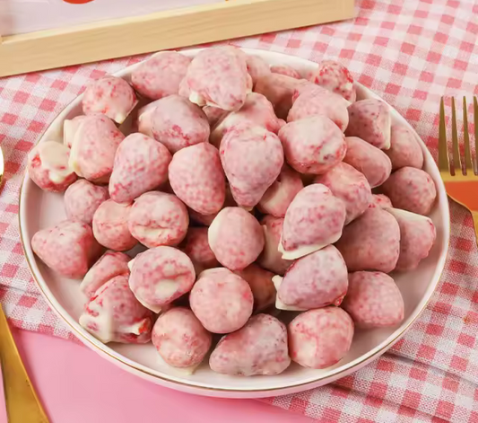 Crispy dried strawberries soaked with white chocolate